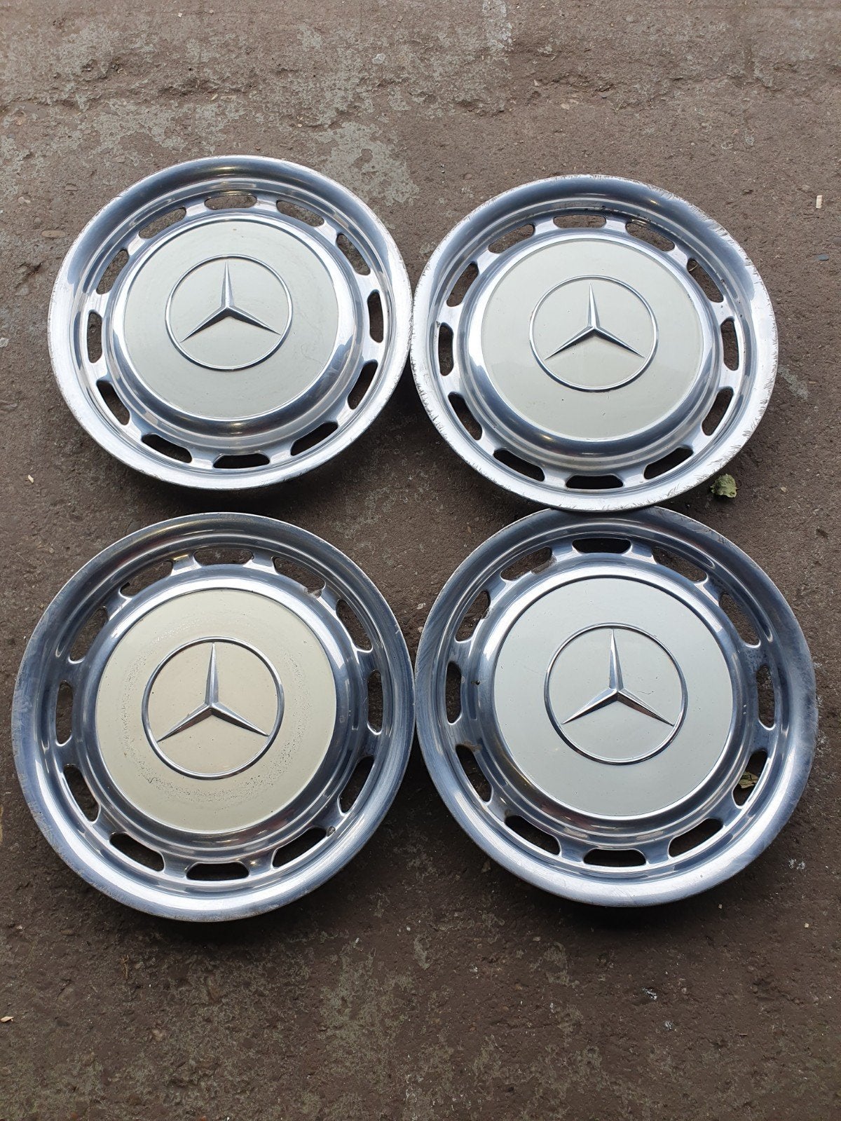 Mercedes stalen wiedoppen w115 w123 | alle clipjes intact, Auto diversen, Wieldoppen, Ophalen of Verzenden, Gebruikt