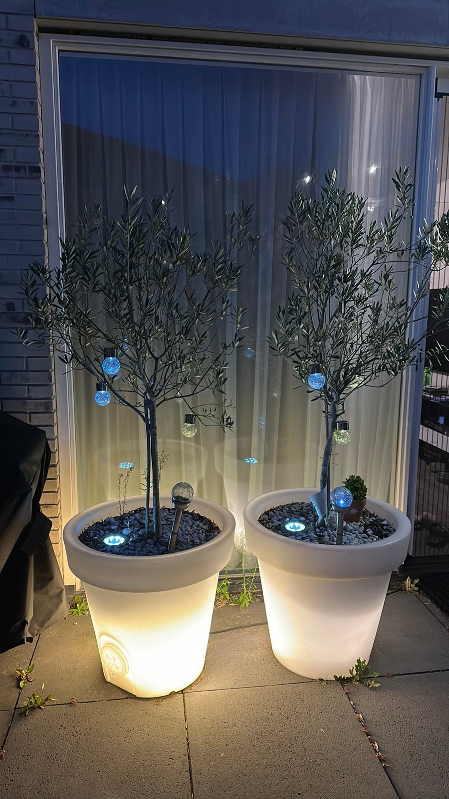 2 x olijfbomen met verlichte witte potten., Tuin en Terras, Bloempotten, Ophalen, Kunststof, Gebruikt, 40 cm of meer