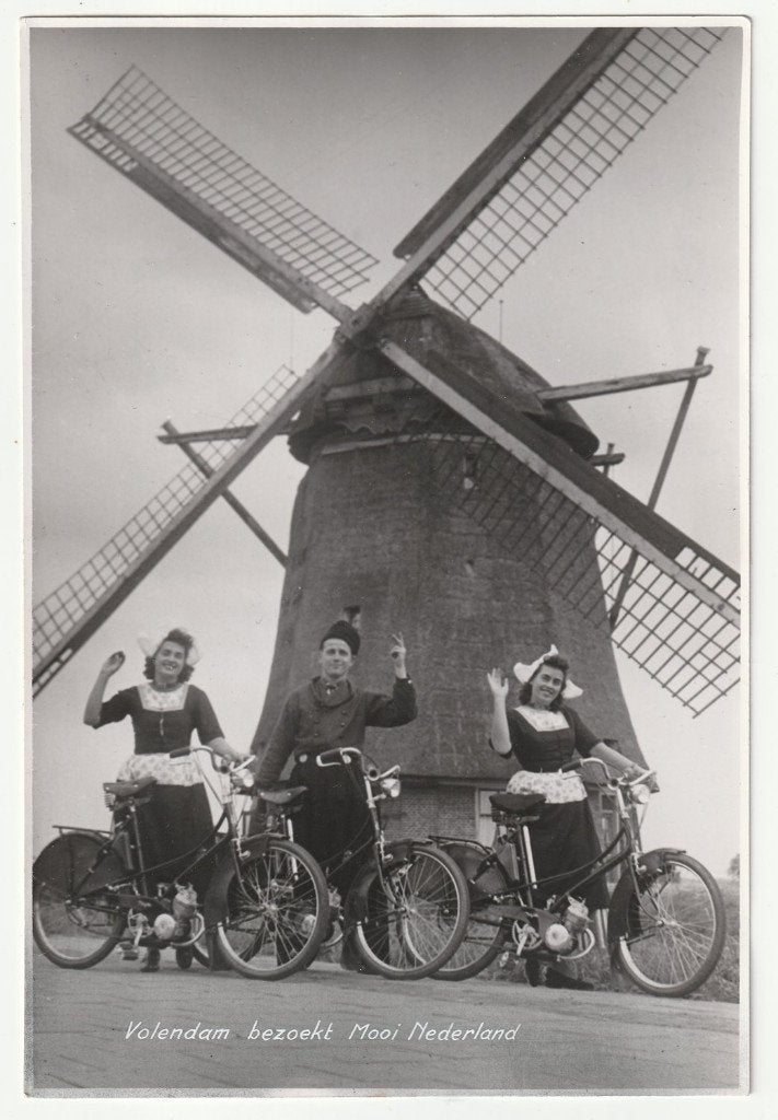 Foto Kaptein Mobylette AV3 molen klederdracht bromfiets, Gebruikt, Verzenden, Foto, 1940 tot 1960
