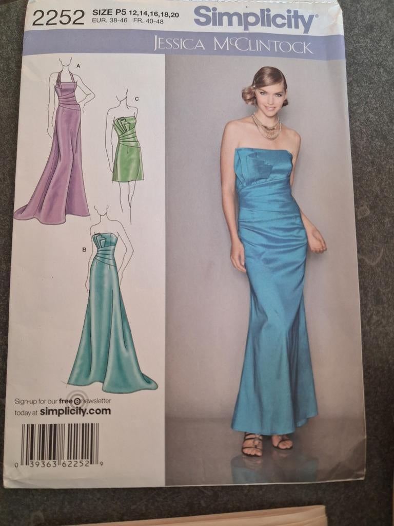 Simplicity patroon 2252, 3 verschillende jurken, Hobby en Vrije tijd, Kledingpatronen, Overige merken, Vrouw, Ophalen of Verzenden