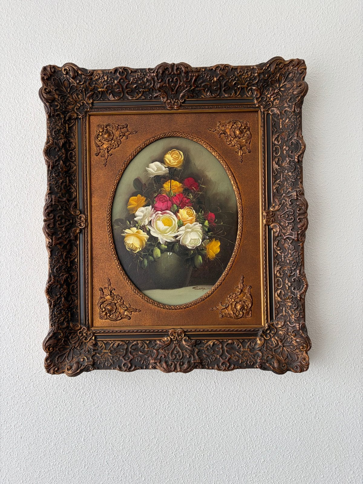 Klassiek schilderij: Rozen in vaas met sierlijke lijst, Antiek en Kunst, Doek, Olieverf, Klassiek, Ingelijst