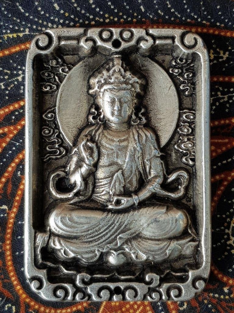 Prachtig oud Chinees Boeddha amulet van zilverbrons 6,8 cm.