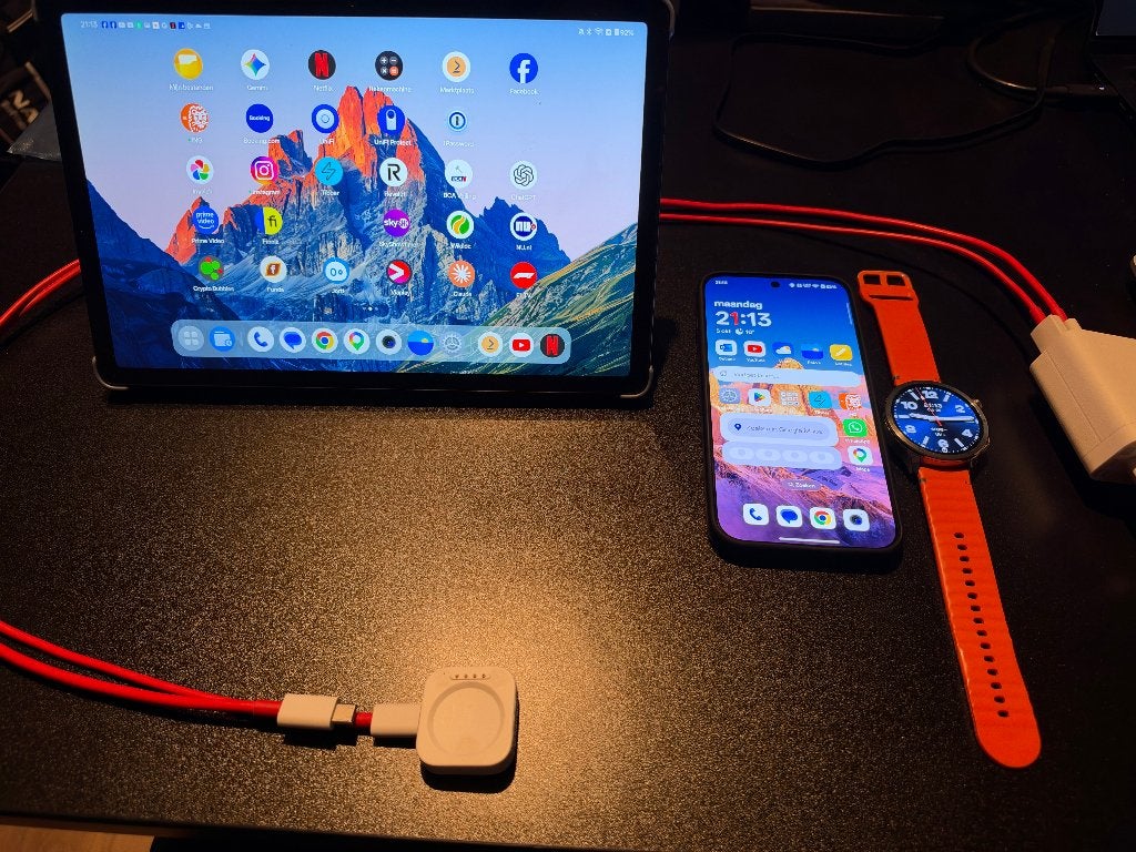 One Plus 15, One Plus watch 3, One Plus Pad Lite en lader