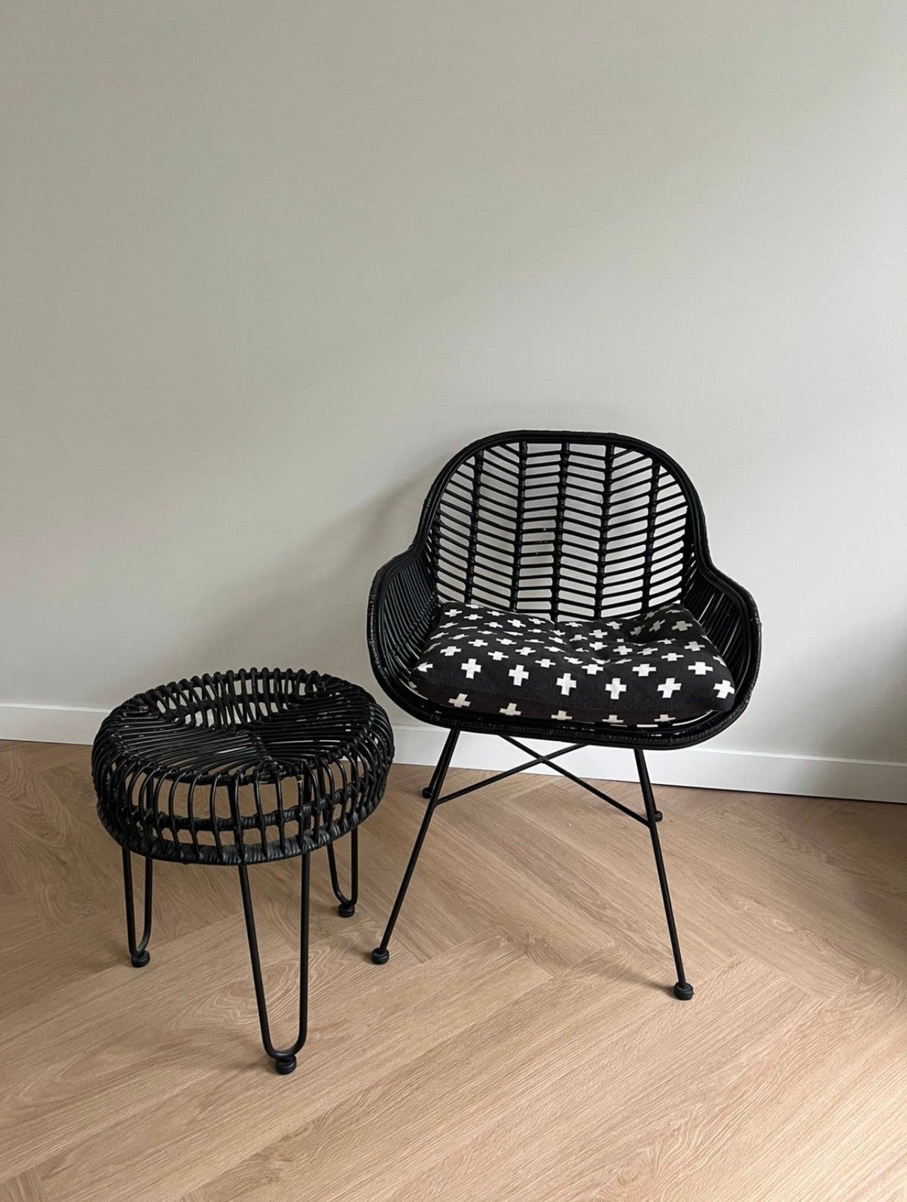 Zwarte rotan stoel & kruk, Tuin en Terras, Tuinstoelen, Ophalen, Zo goed als nieuw, Rotan