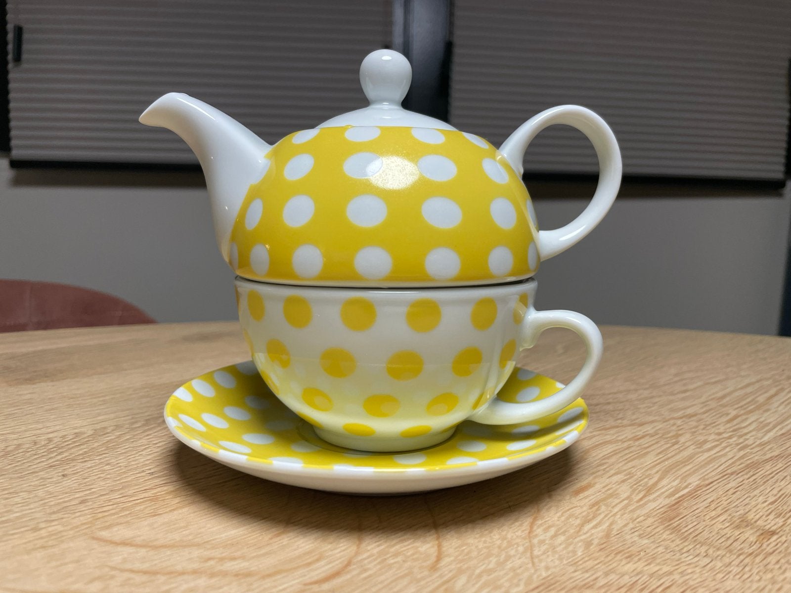 Geel met wit gestipt theesetje - Theepot, kop en schotel, Overige merken, Ophalen of Verzenden, Zo goed als nieuw, Theepot