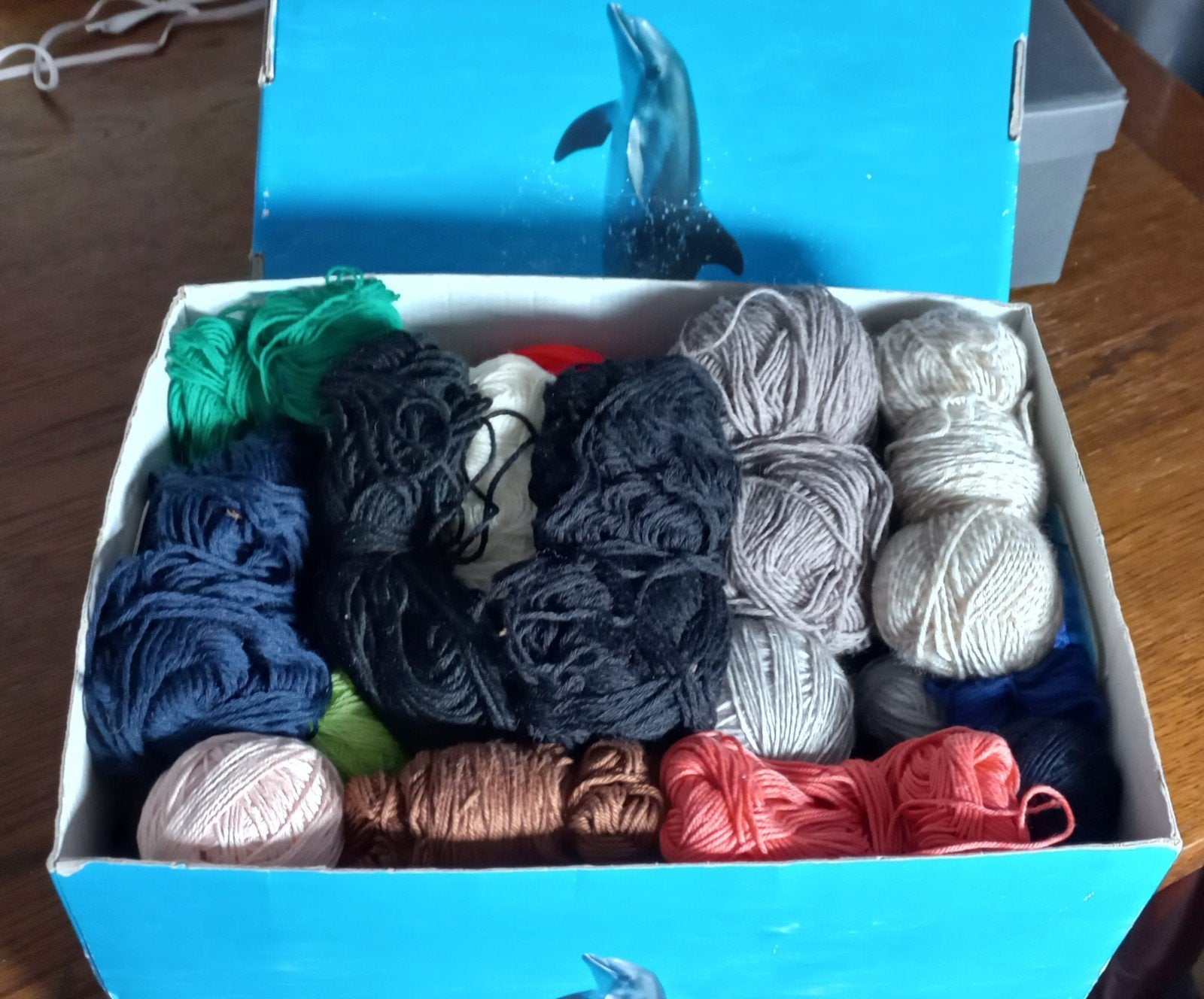 Een doos met diverse resten wol en garen voor handwerken, Ophalen of Verzenden, Breien of Haken, Wol of Garen