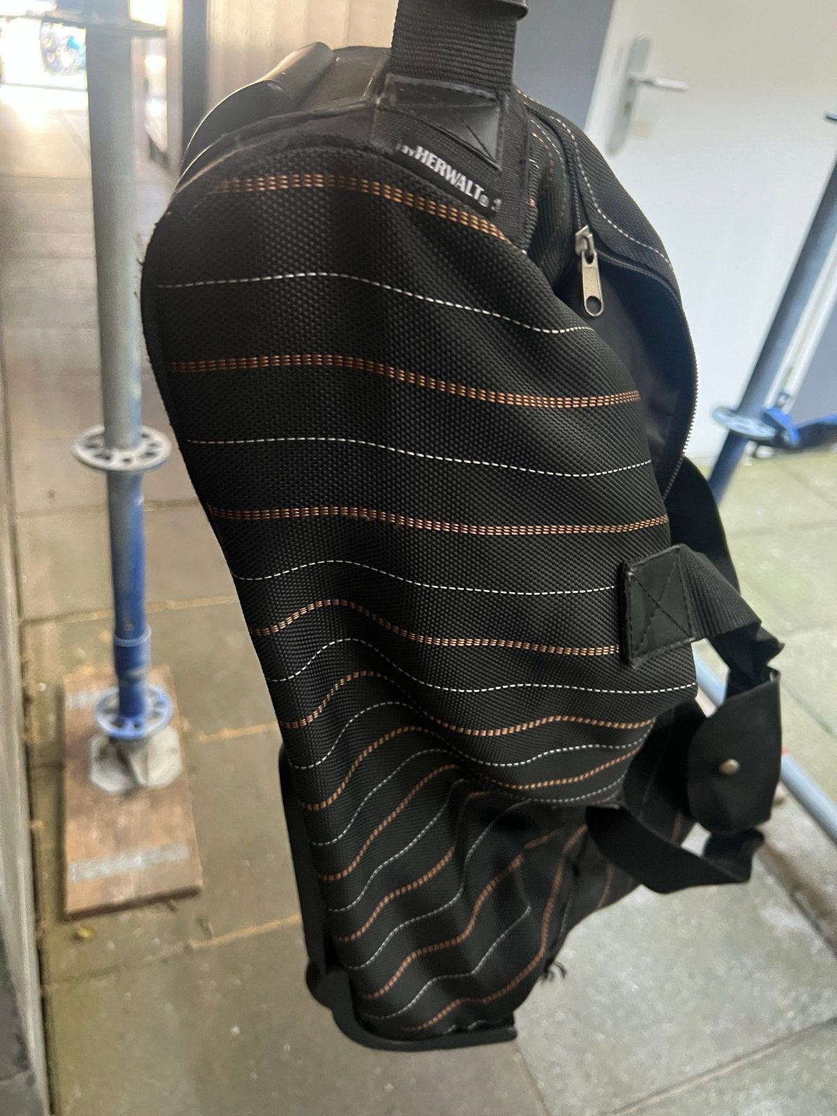 Zwarte reistas met streepjes en wieltjes, Sieraden, Tassen en Uiterlijk, Tassen | Reistassen en Weekendtassen, Gebruikt, 20 tot 30 cm