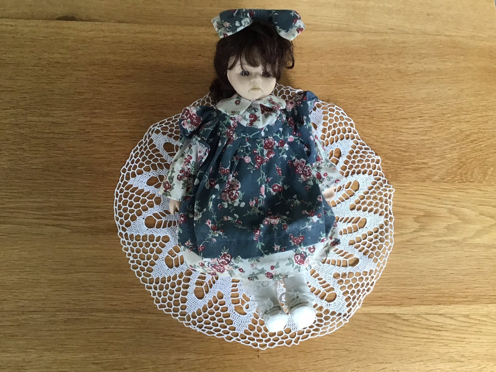 Vintage porseleinen pop van vroeger 30 cm lang, Verzamelen, Poppen, Ophalen of Verzenden, Gebruikt, Pop