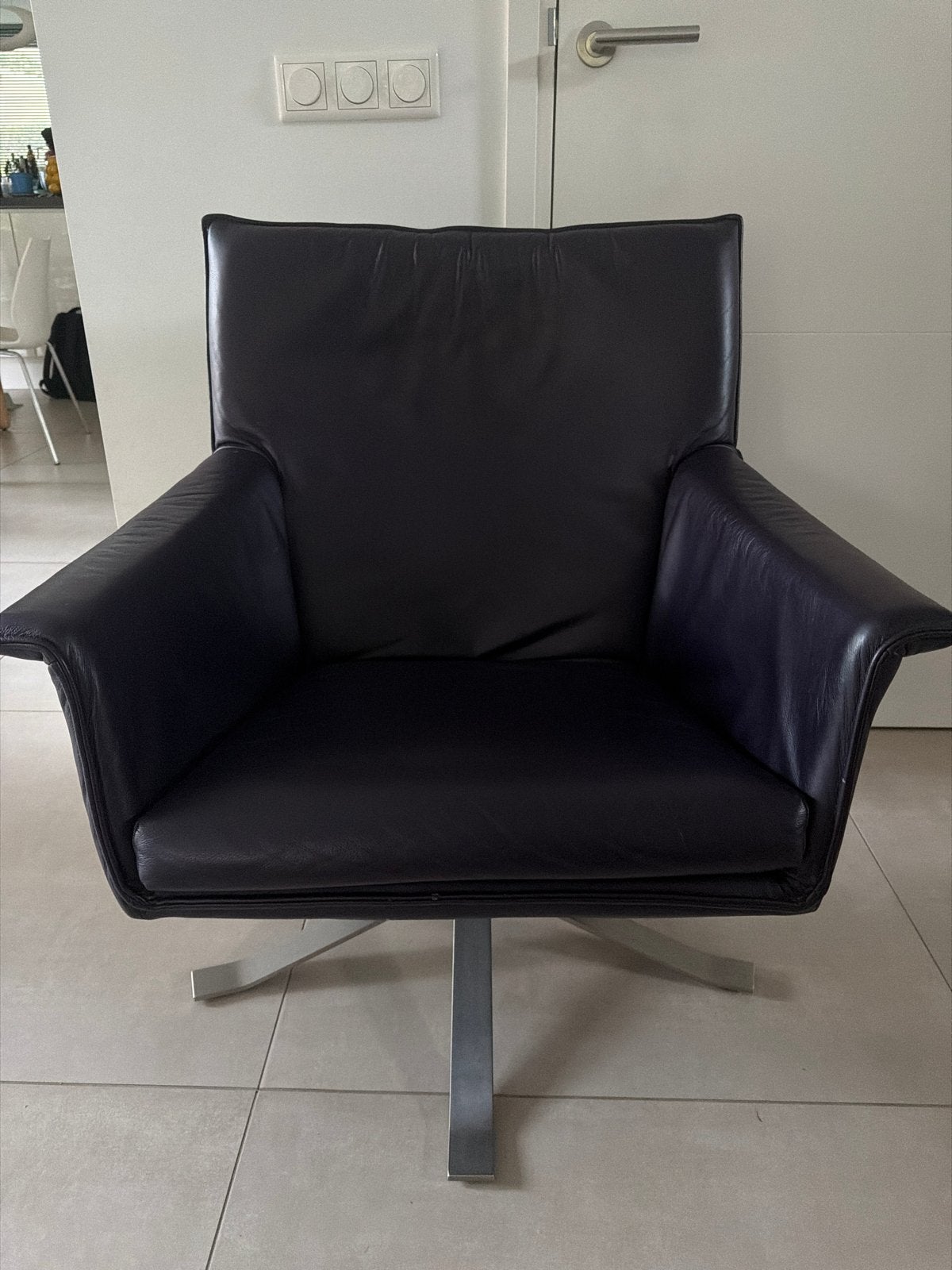 Design on Stock fauteuil Djenne, paars met draaivoet, Gebruikt, Design, Ophalen of Verzenden, 50 tot 75 cm