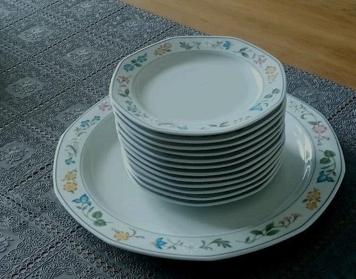 Gebakstel met 12 gebaksbordjes wit met fleurige bloemenrand, Ophalen, Zo goed als nieuw, Bord(en), Overige stijlen