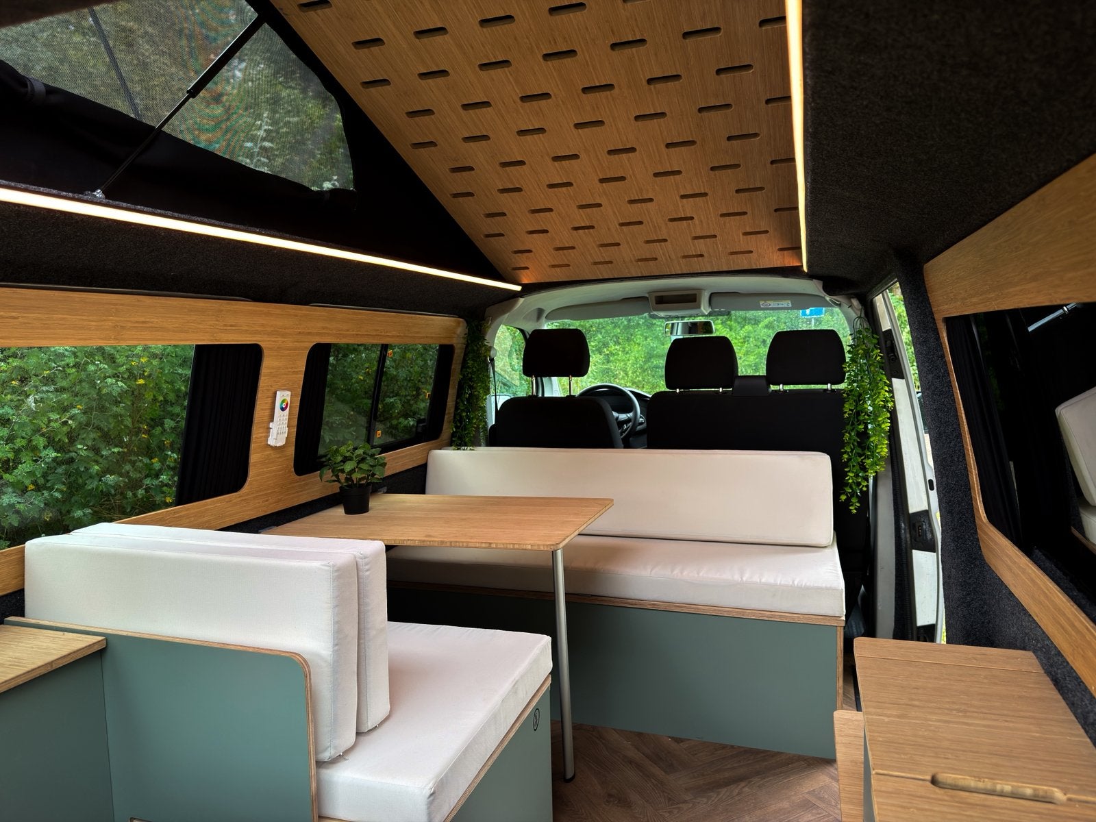 Foto 7 van Volkswagen T6 Camperbus  | 2019 | EURO 6 | off-grid | NAP