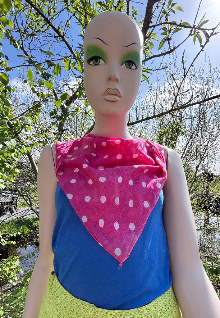 (31) Sjaal vintage roze - witte stippen - 53,5 cm bij 55 cm, Kleding | Dames, Mutsen, Sjaals en Handschoenen, Ophalen of Verzenden