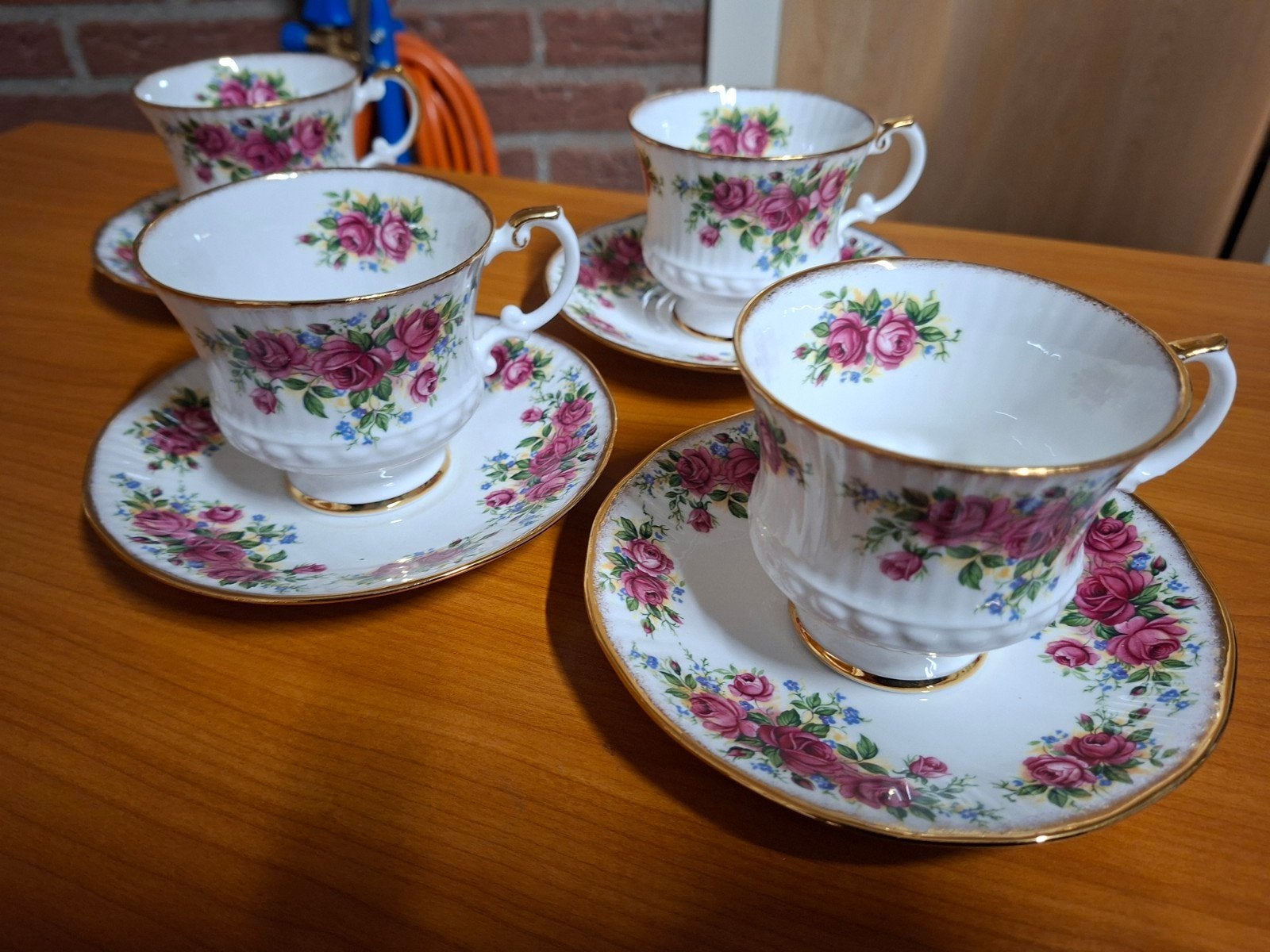 set van 4 kop en schotels theeservies Elizabethan, Ophalen