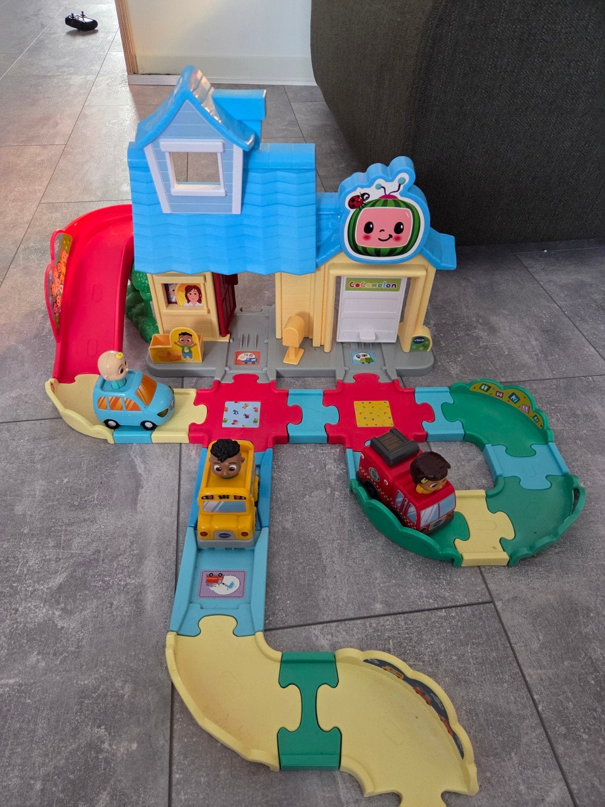 Cocomelon garage met 3 autotjes, Kinderen en Baby's, Ophalen, Gebruikt