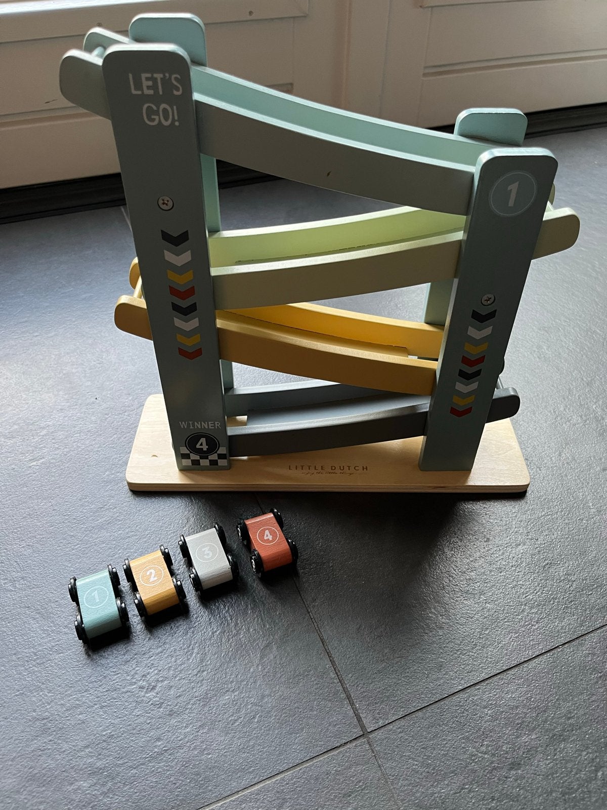 Little Dutch Houten Racebaan met 4 Auto's, Kinderen en Baby's, Speelgoed | Racebanen, Racebaan, Zo goed als nieuw, Handmatig, Ophalen