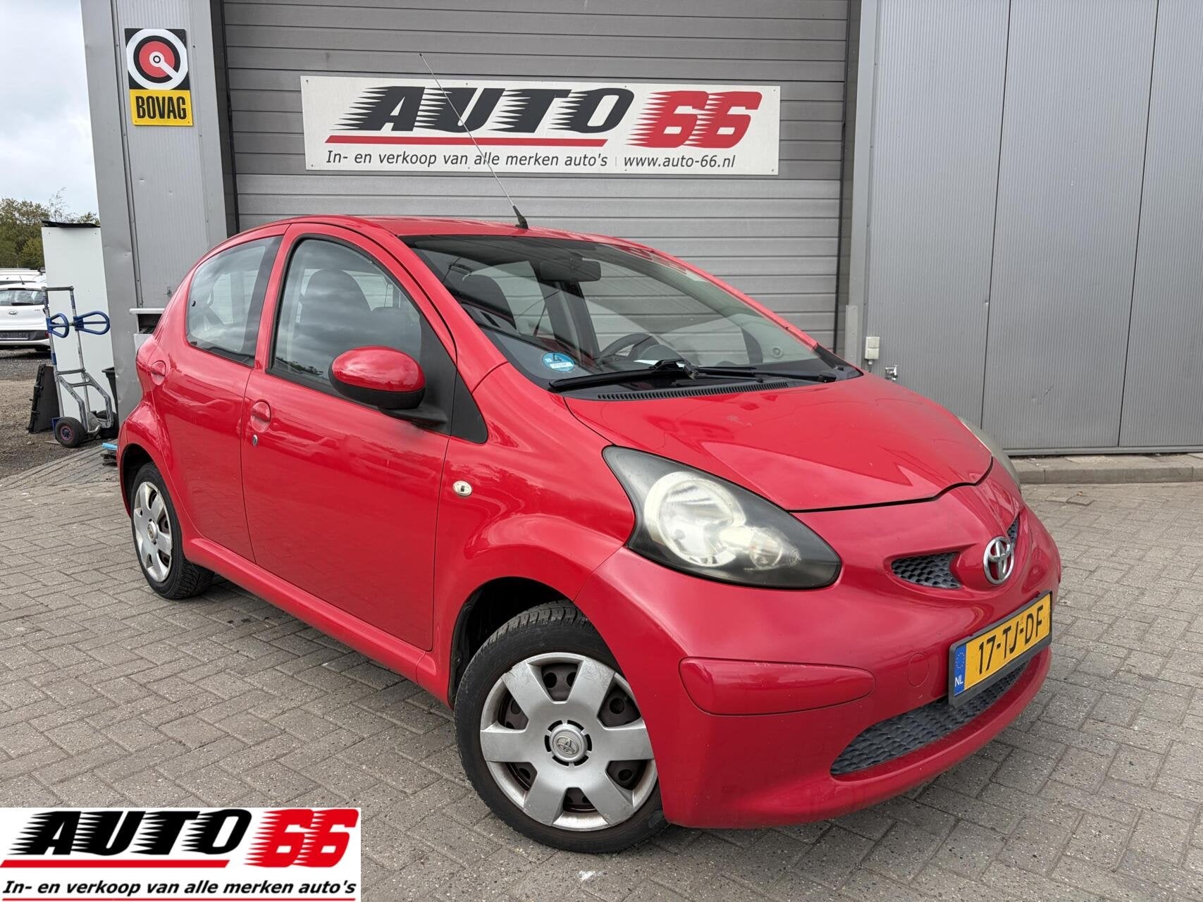 Toyota Aygo 1.0-12V met AIRCO 5 drs APK tot 10-2027, Stof, Gebruikt, Zwart, Met garantie (alle)