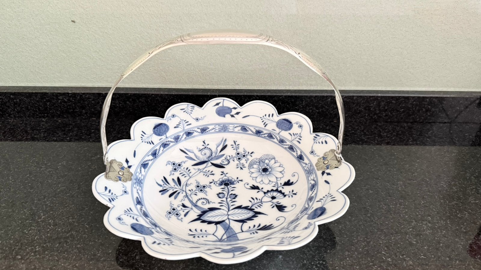 Antiek porseleinen grote schaal met zilveren handvat: 1886!, Ophalen of Verzenden, Zilver