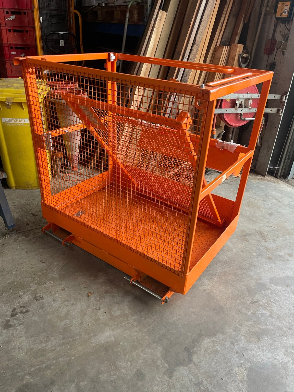 Oranje hoogwerkerkooi - Veilig en robuust, Ophalen