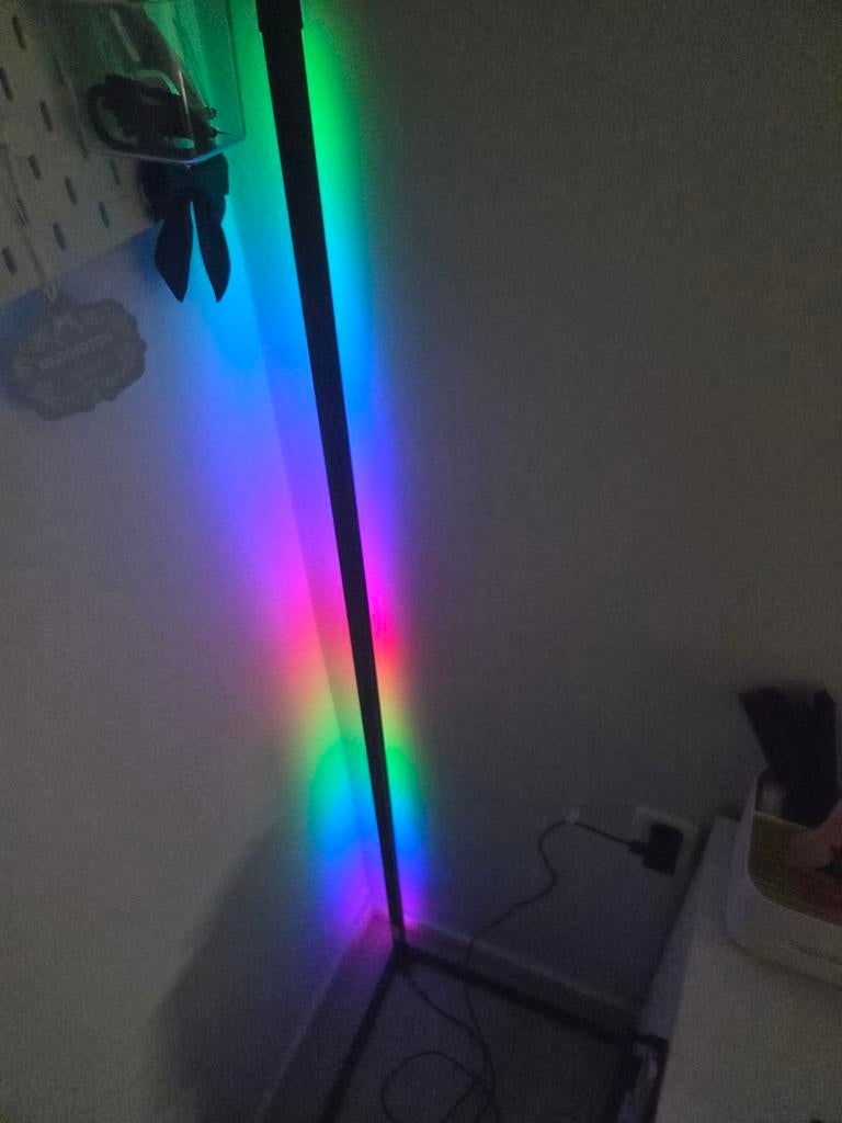 RGB LED Hoeklamp met Afstandsbediening, Verzenden, 100 tot 150 cm, Zo goed als nieuw, Metaal