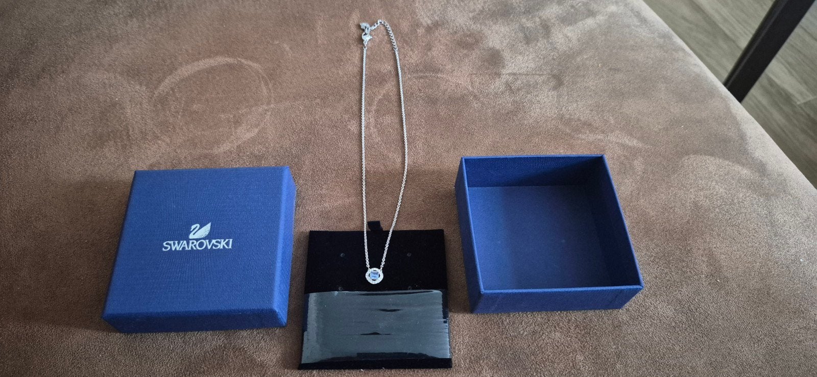 Swarovski ketting met licht blauwe steen en kristallen, Ophalen, Zo goed als nieuw, Sieraad of Horloge