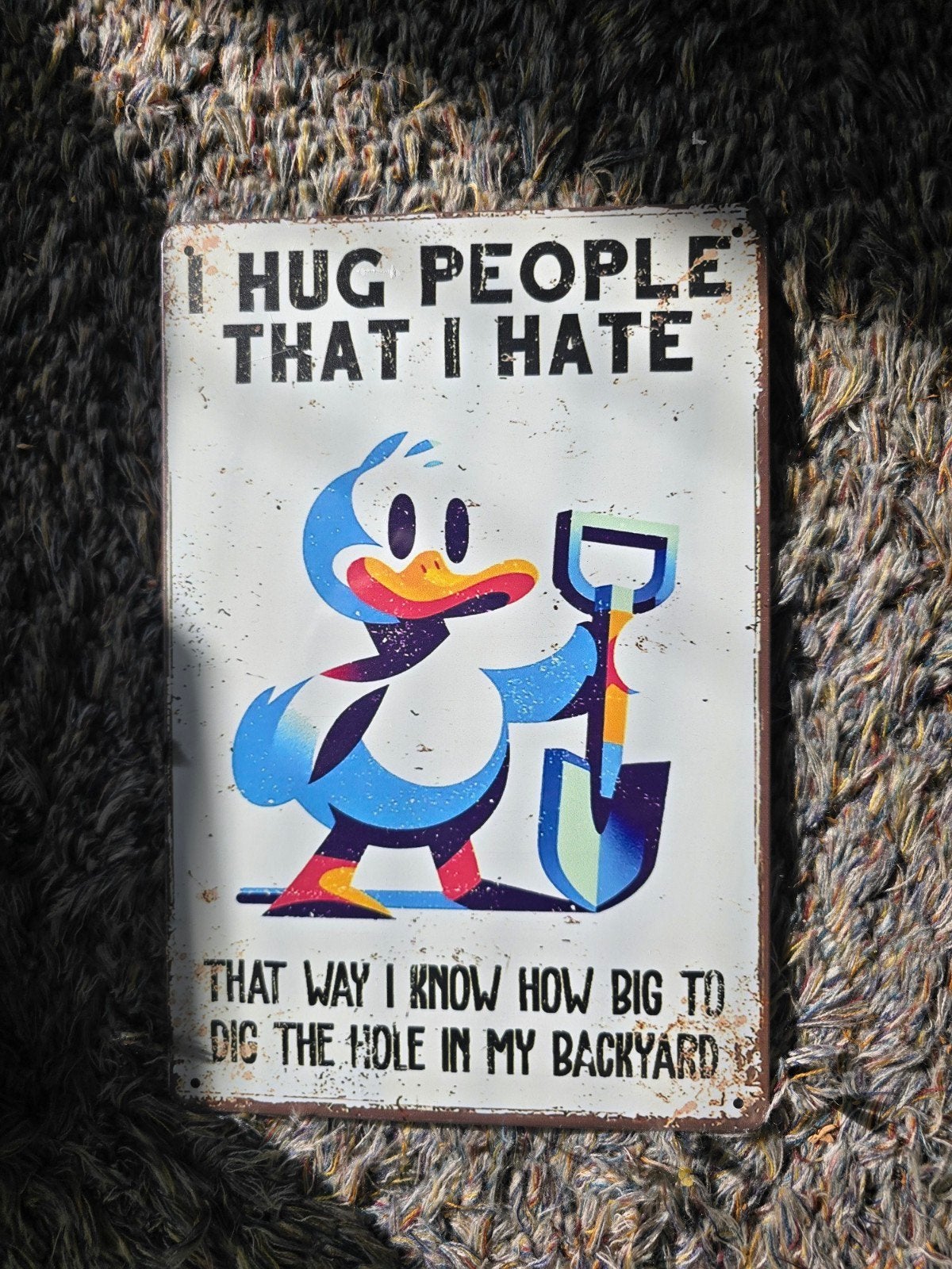 Grappig metalen bord: "I HUG PEOPLE THAT I HATE", Meerkleurig, Overige stijlen, Ophalen of Verzenden, Zo goed als nieuw