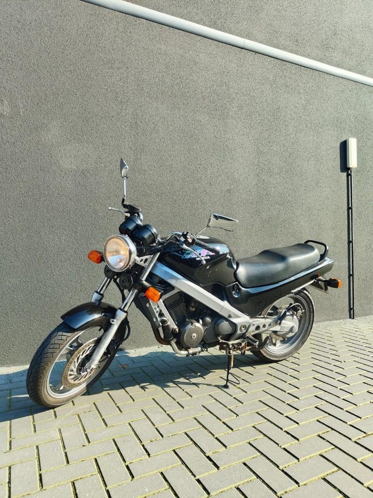 Honda NTV 650 1995, Motoren, Cardan-aandrijving, 2 cilinders, Motorrijbewijs A, Particulier