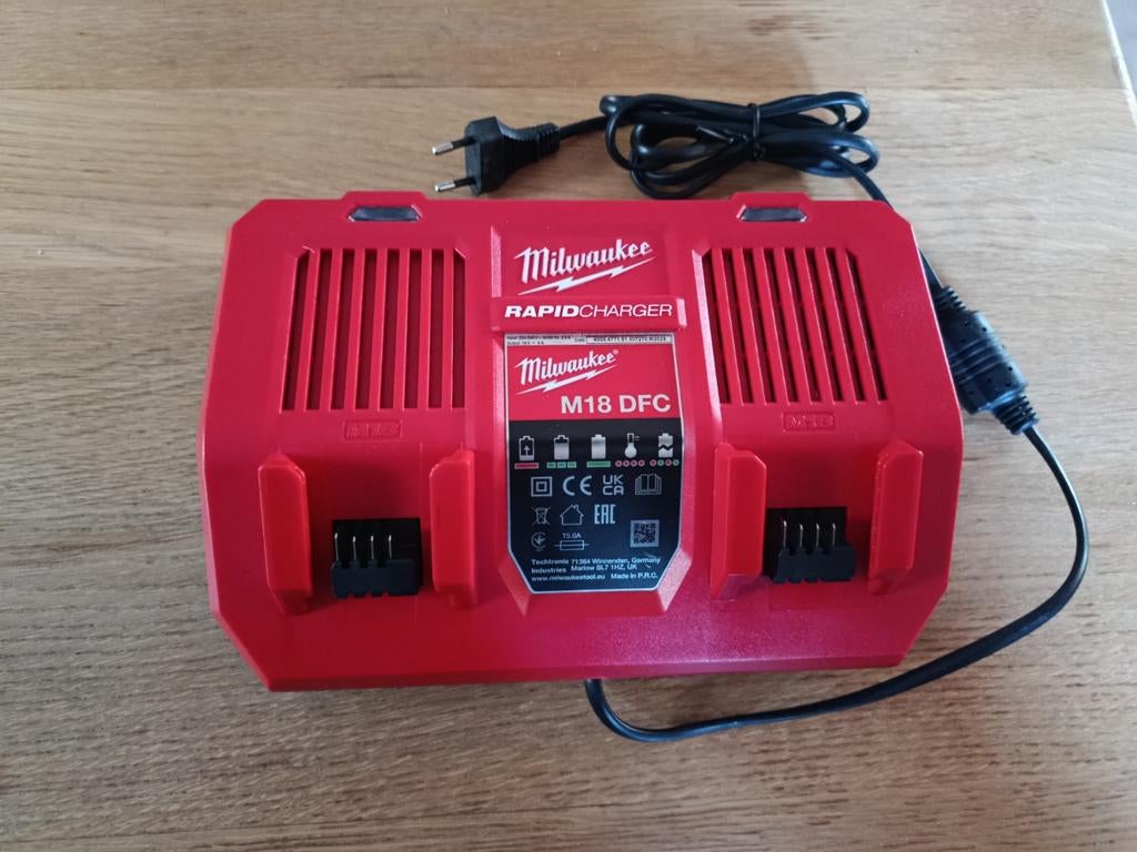 Milwaukee M18 DFC Rapid Charger - Zo goed als nieuw, Doe-het-zelf en Verbouw, Gereedschap | Overige machines, Ophalen of Verzenden