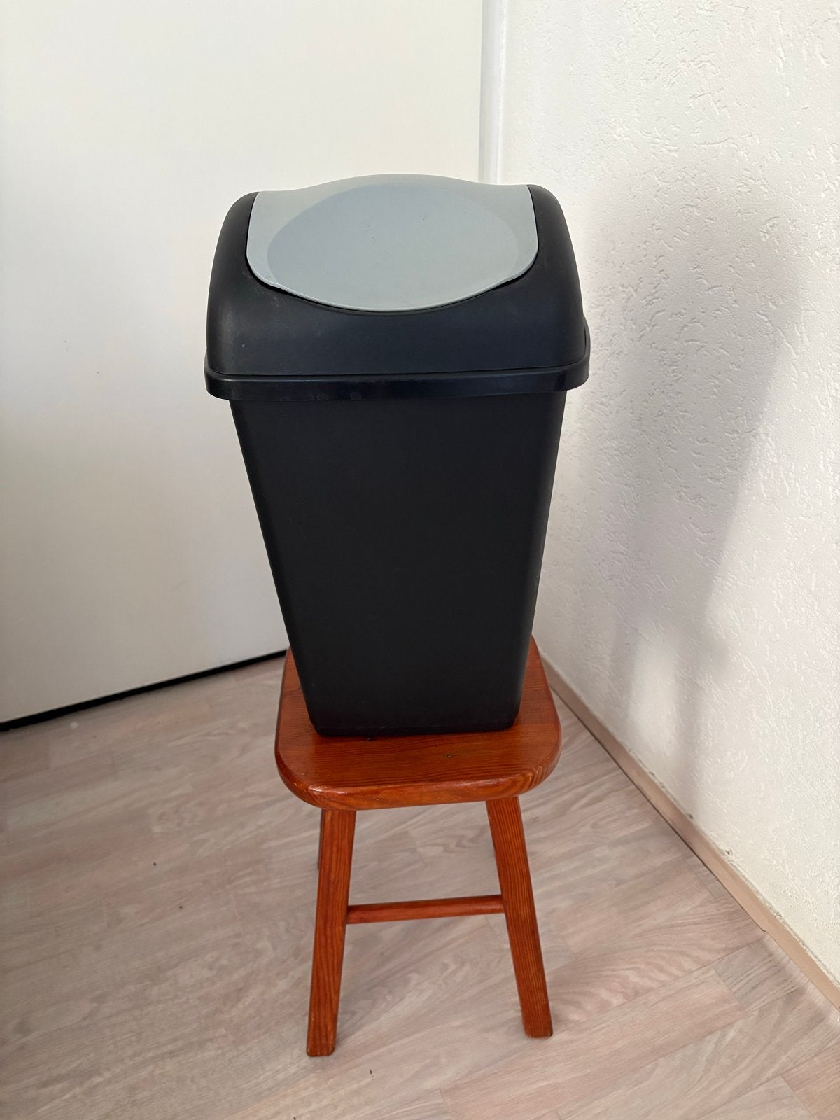 Prullenbak met grijze deksel - Zo goed als nieuw, Huis en Inrichting, 50 – 75, Kunststof, Ophalen of Verzenden, 20 tot 30 liter