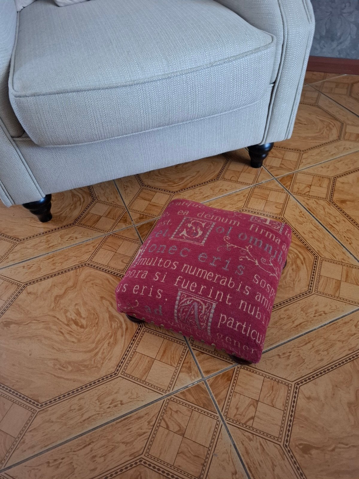 Rood stoffen vintage voetenbankje met tekstprint, Minder dan 50 cm, Gebruikt, Vierkant, Minder dan 50 cm