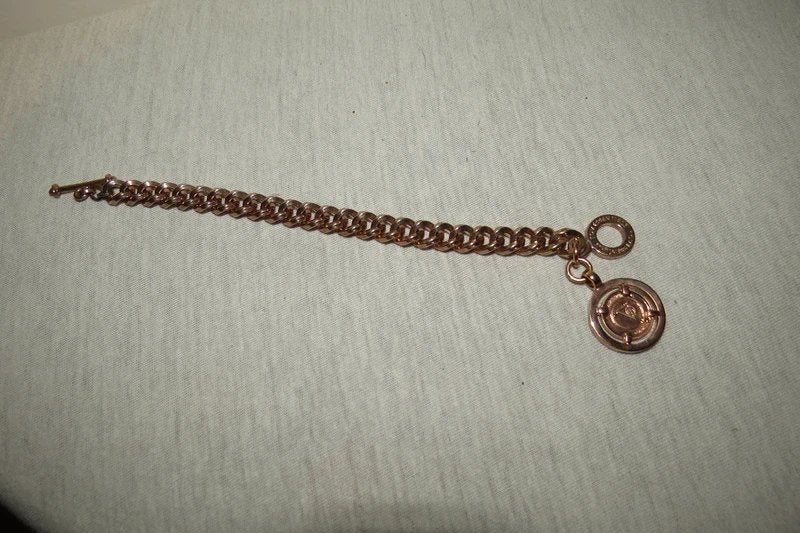 Tov Essential gouden schakel armband merk bedel eraan