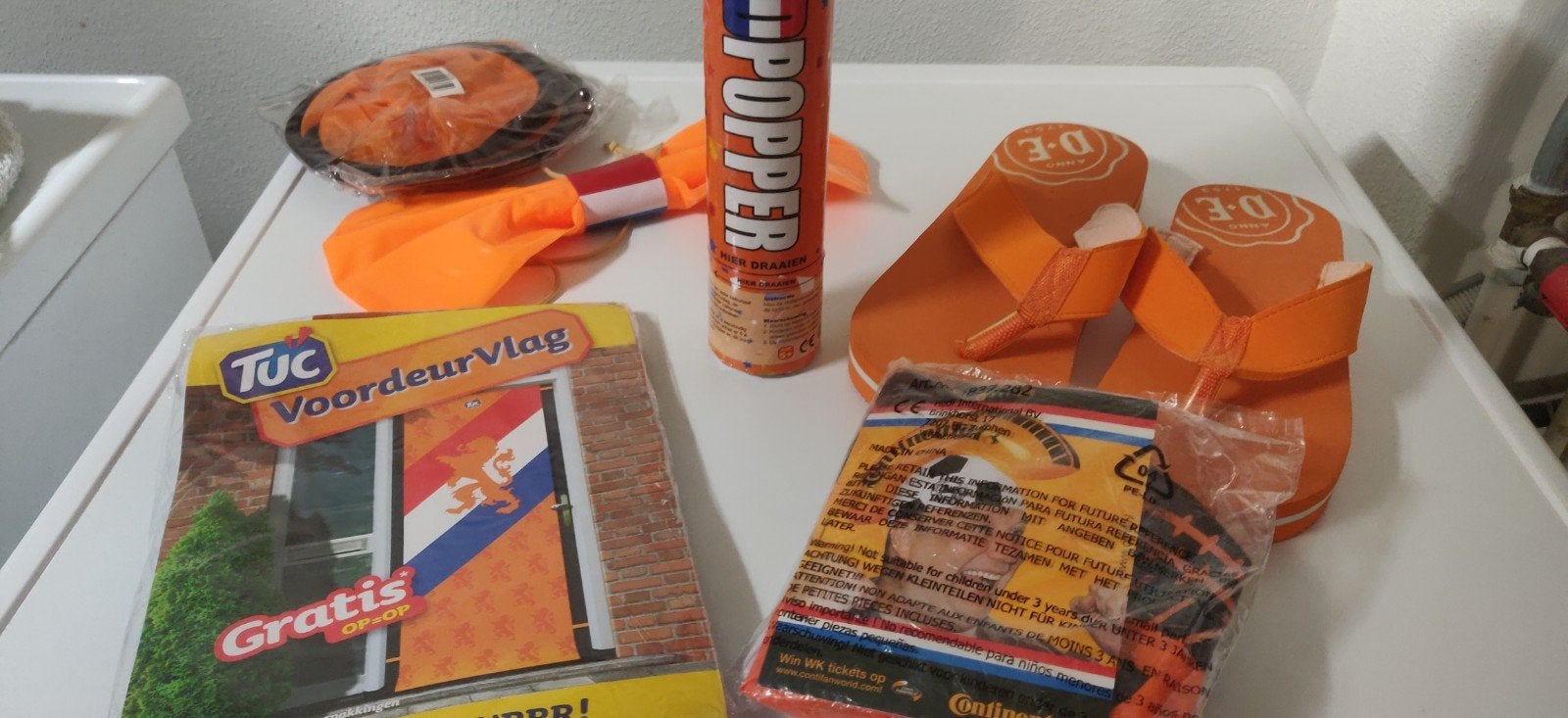 Oranje feestartikelen, Ophalen