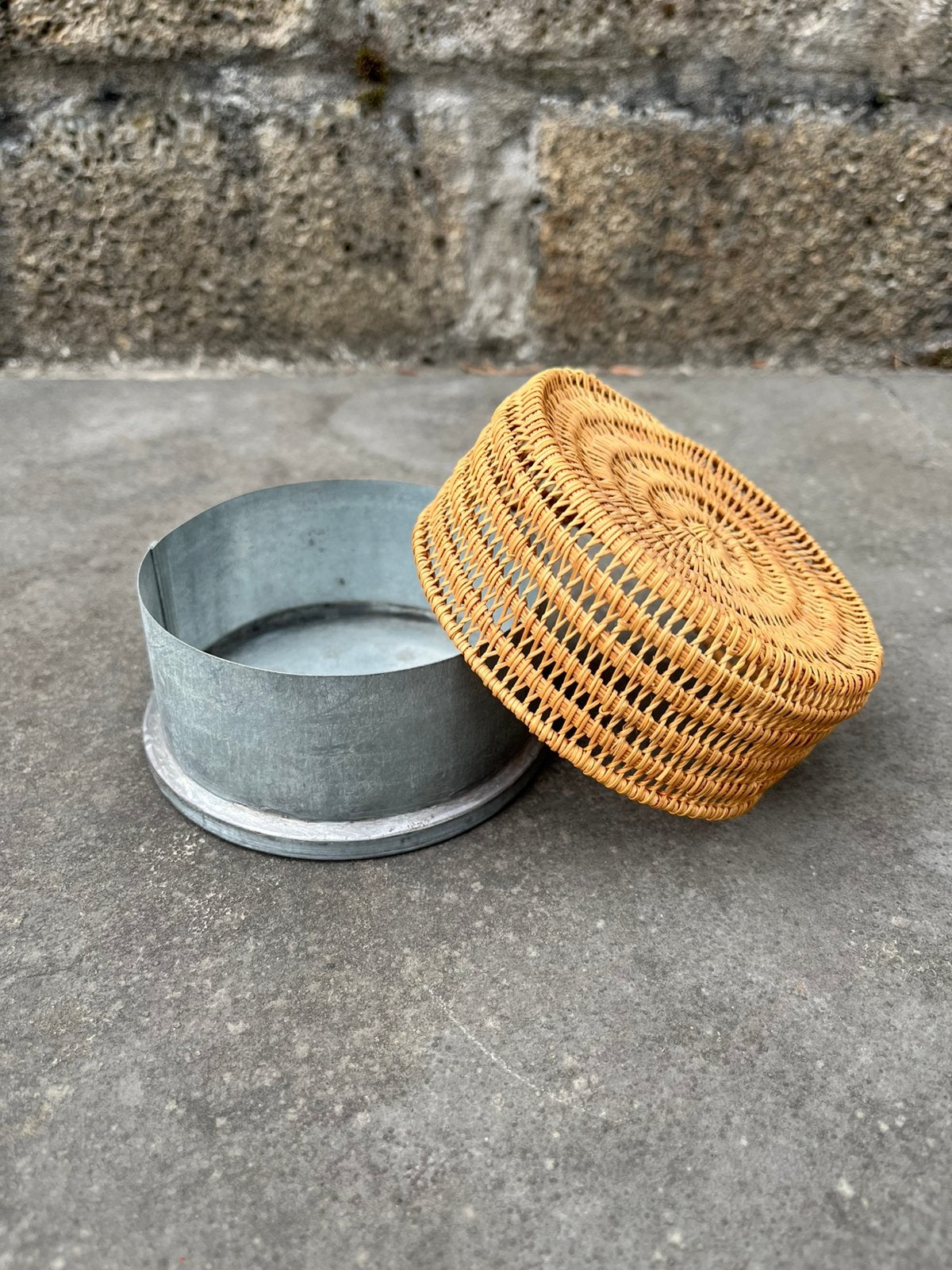 Vintage blikken doosje met rieten deksel, ?, Zo goed als nieuw, ?, ?