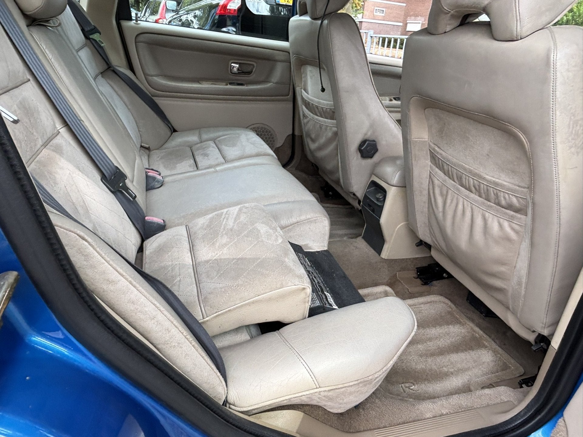 Volvo V70 2.4 R 265pk AWD LASER BLUE Schuifdak Family, foto 8