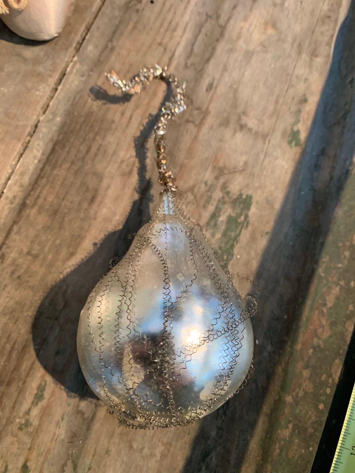 Antieke glazen kerstbal in peervorm met zilveren draad, Diversen, Kerst, T, Ophalen of Verzenden, Zo goed als nieuw, N