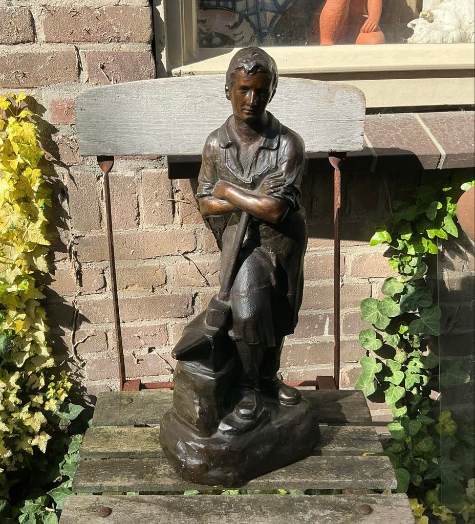 Gipsen beeld van een smid met aambeeld, Ophalen of Verzenden