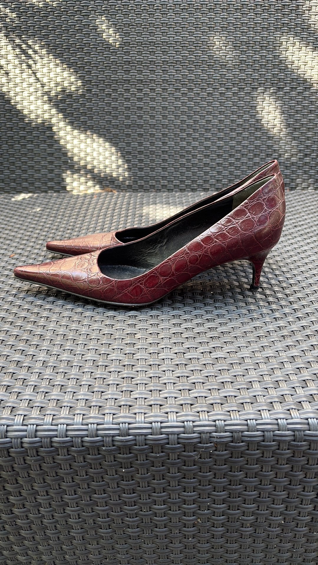 Bordeaux leren pump mt.41, Kleding | Dames, Schoenen, Pumps, Ophalen of Verzenden, Zo goed als nieuw, Rood
