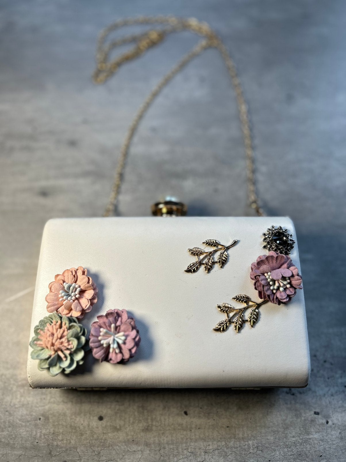 Mooi avondtasje, schouderketting, parelknop en bloemen, Ophalen of Verzenden, Zo goed als nieuw, X, Avondtasje