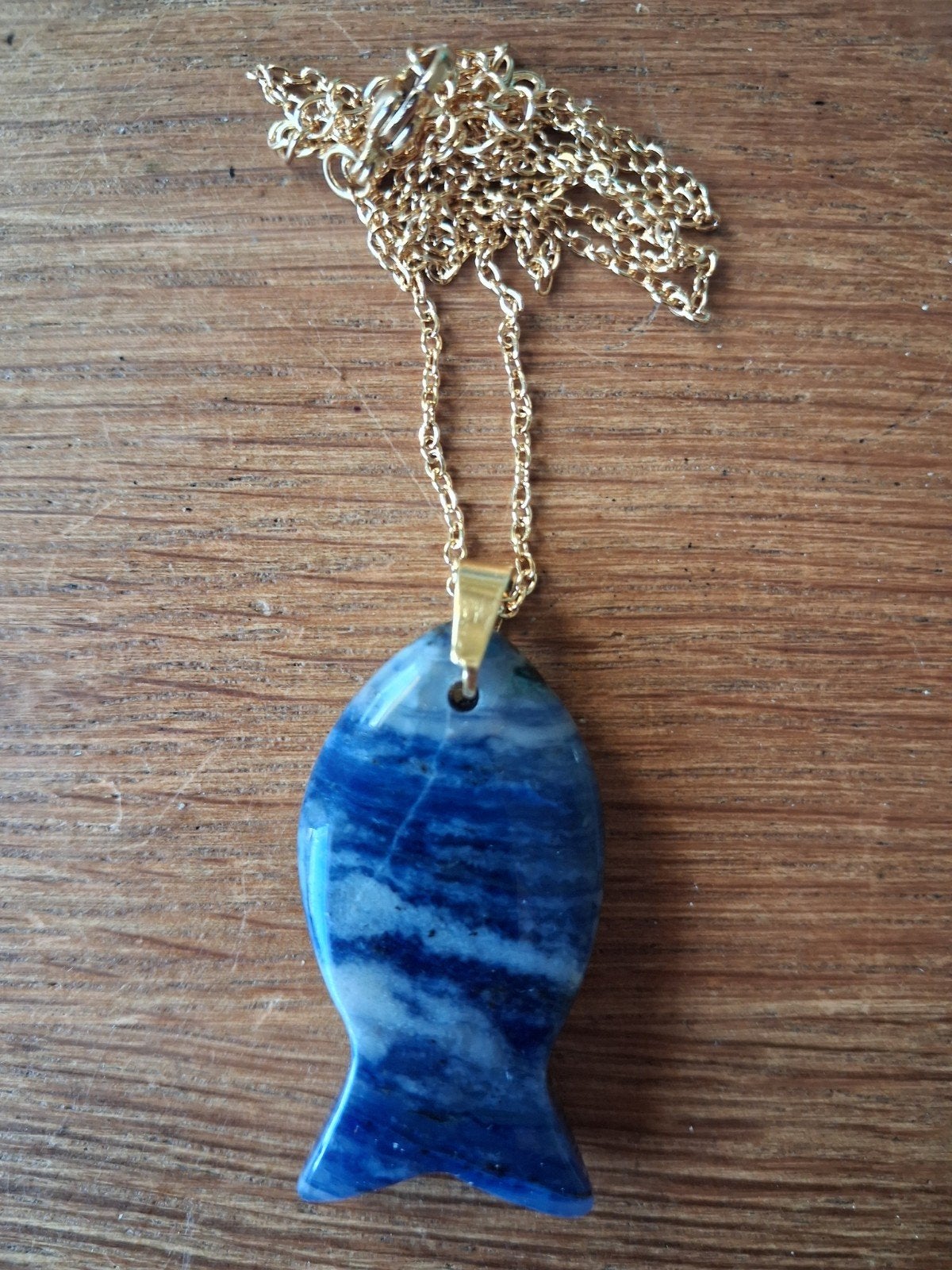 Halsketting met hanger in visvorm van natuursteen, Sieraden, Tassen en Uiterlijk, Kettingen, Met hanger, Overige kleuren, Nieuw
