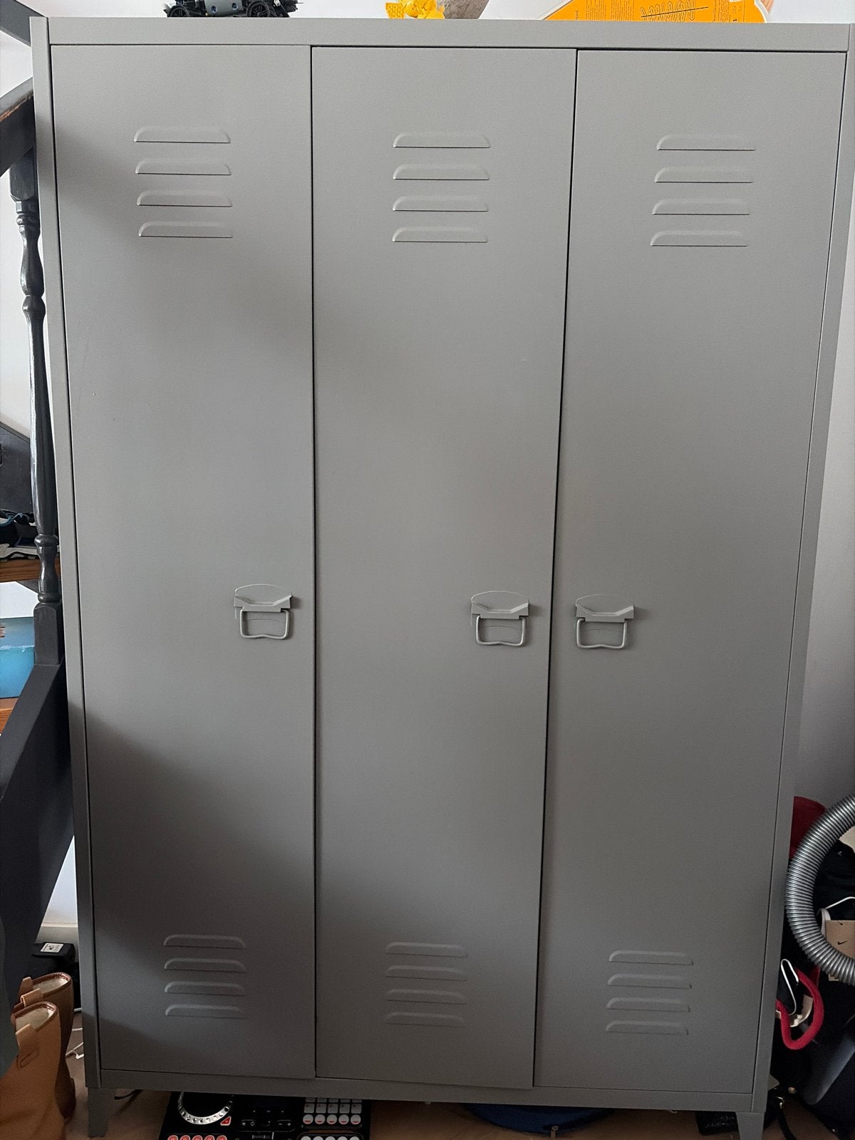 Gratis Grijze metalen locker kast - 3 deuren, Huis en Inrichting, Ophalen, Zo goed als nieuw