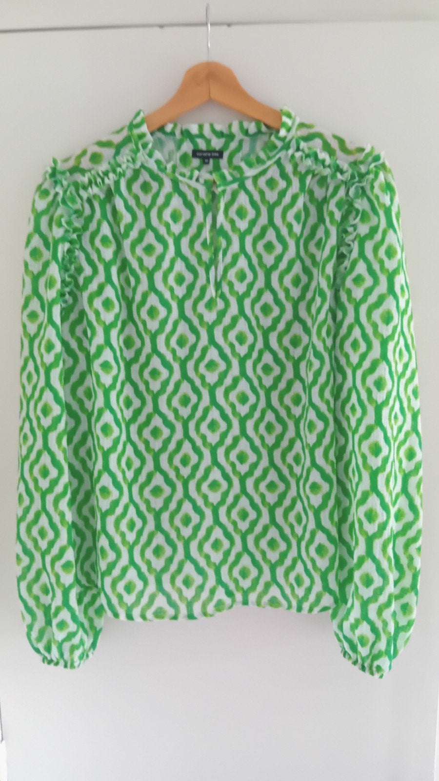 Caroline Biss blouse print groen wit ruches 40, Maat 38/40 (M), Ophalen of Verzenden, Zo goed als nieuw, Caroline Biss