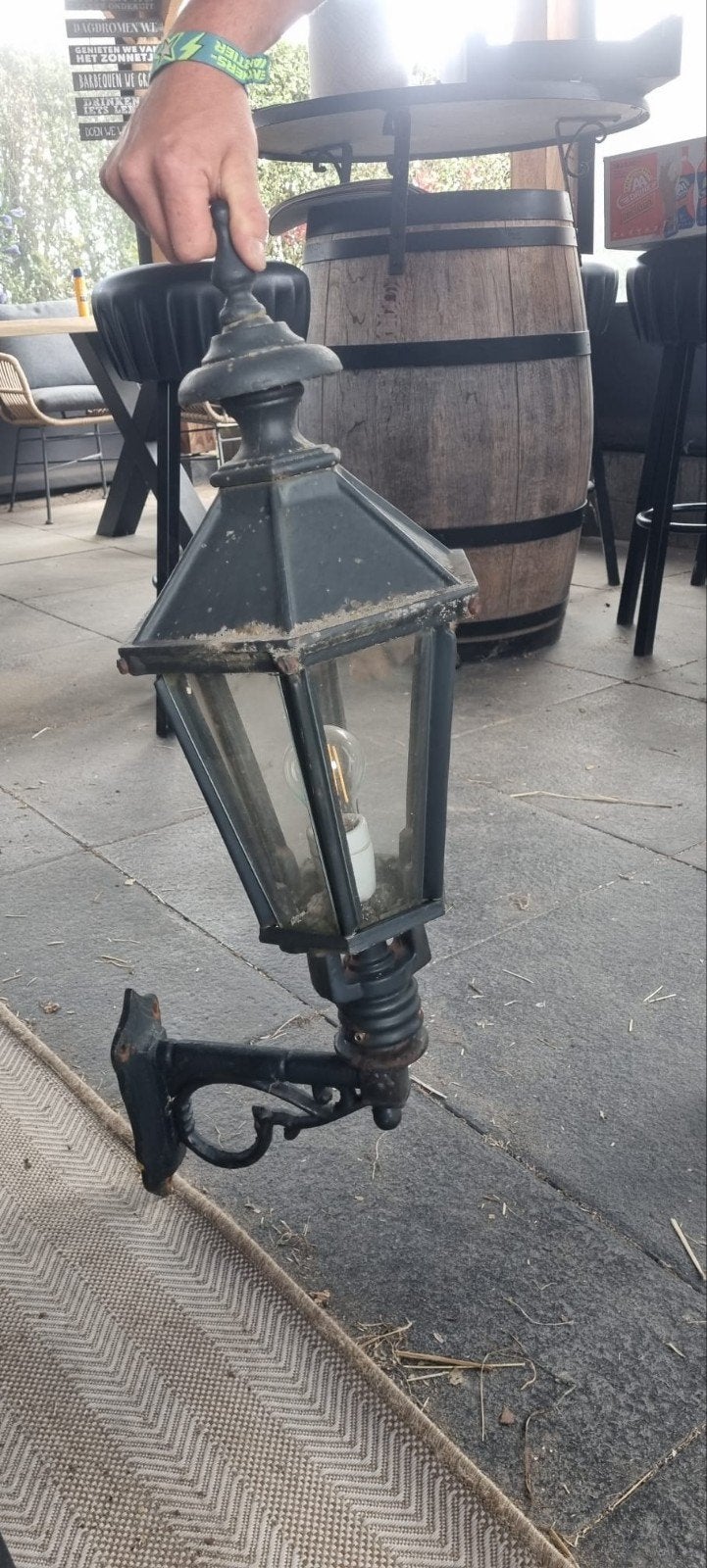Antieke buitenlamp met wandbevestiging, Ophalen