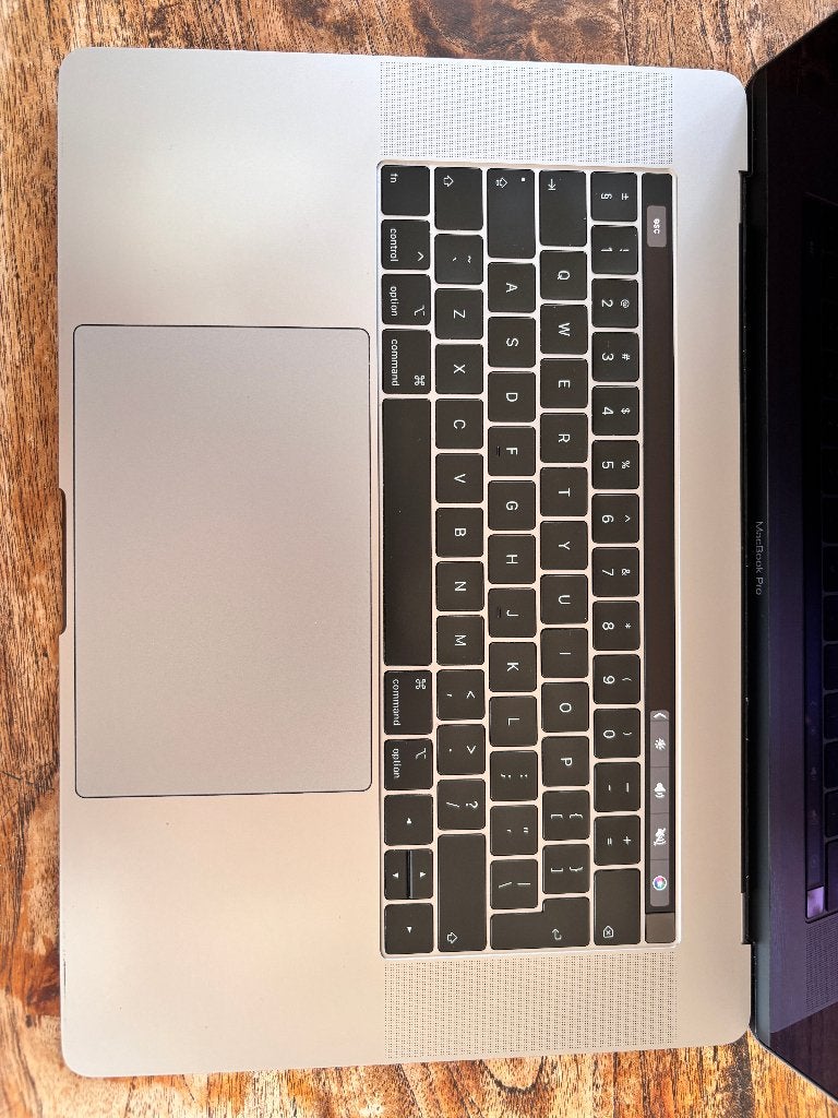 Foto 6 van MacBook Pro 15" (2018) – 2.2 GHz 6-Core i7 / 16GB / 1TB SSD