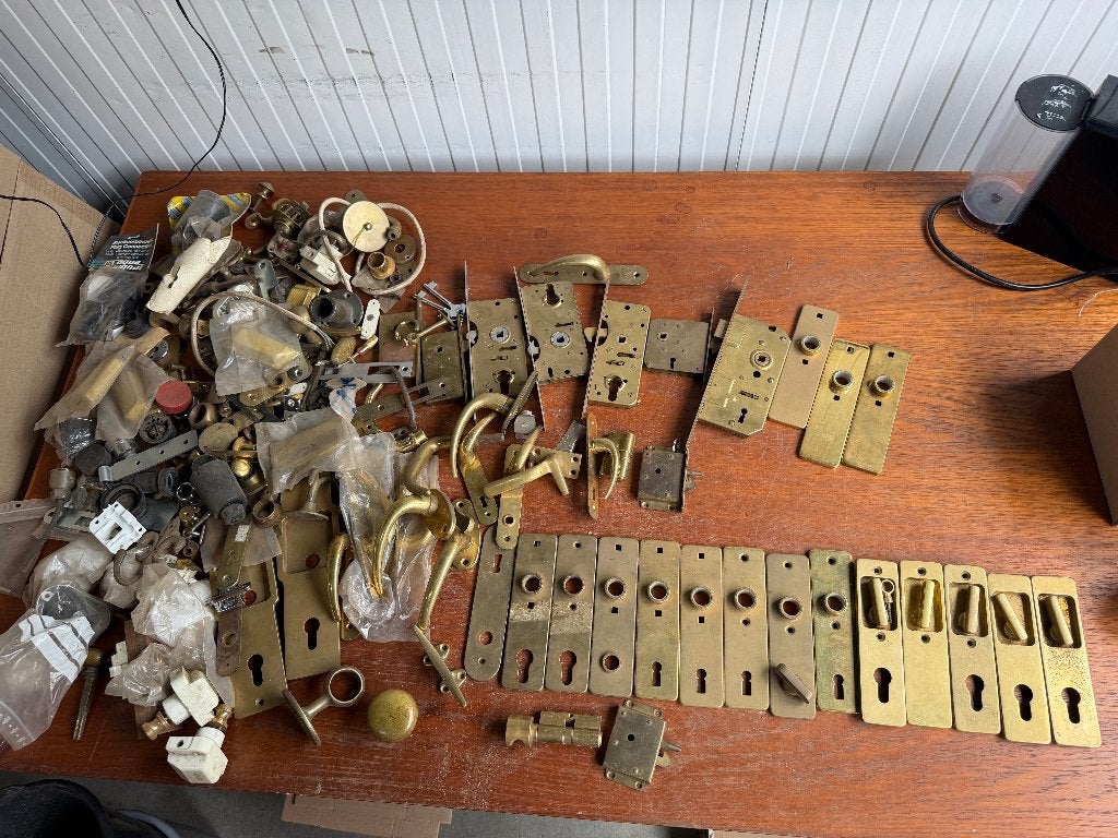 Ruim 20 KG bronzen / messing deurbeslag en kleine toebehoren, Ophalen of Verzenden, Gebruikt, Overige typen
