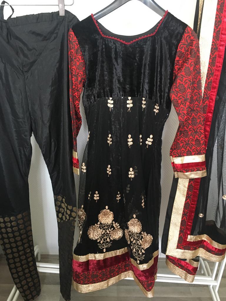 Bollywood Zwart Rood Fluweel velvet Salwaar Kamiz, Ophalen of Verzenden, Gedragen
