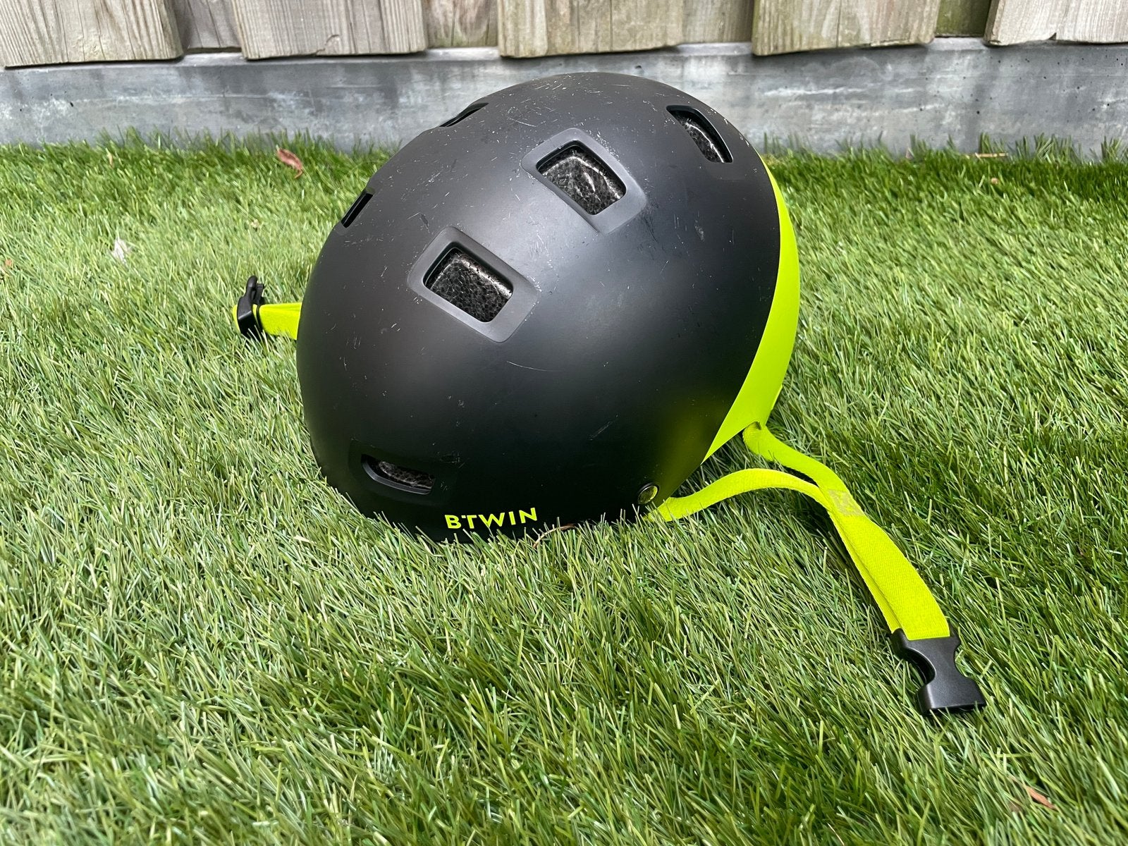 Decathlon Btwin helm zwart/fluorgeel (maat 6-10 jaar?), Ophalen of Verzenden, Gebruikt, Overige maten, Jongen of Meisje
