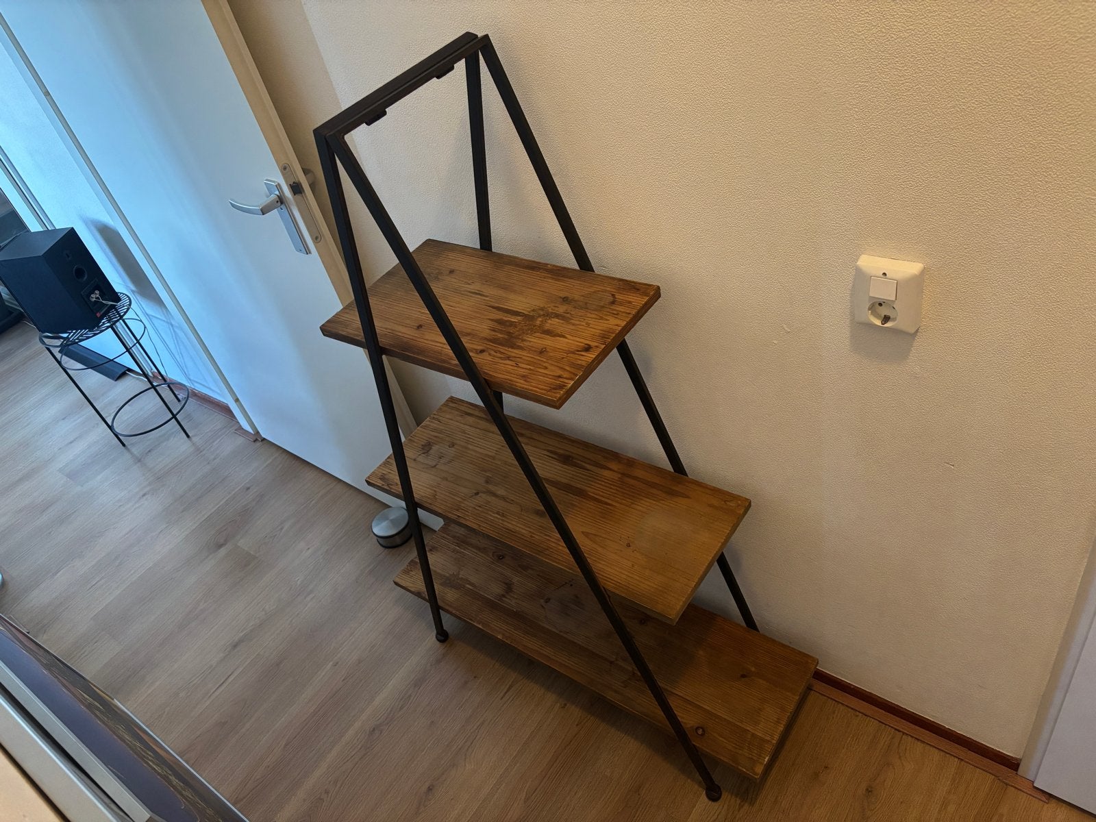 Mooie metalen rek met houten plankjes, Ophalen, Gebruikt
