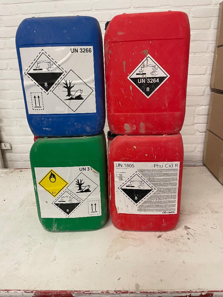 Jerrycan 4 stuks, Minder dan 75 liter, Ophalen, Gebruikt, Kunststof