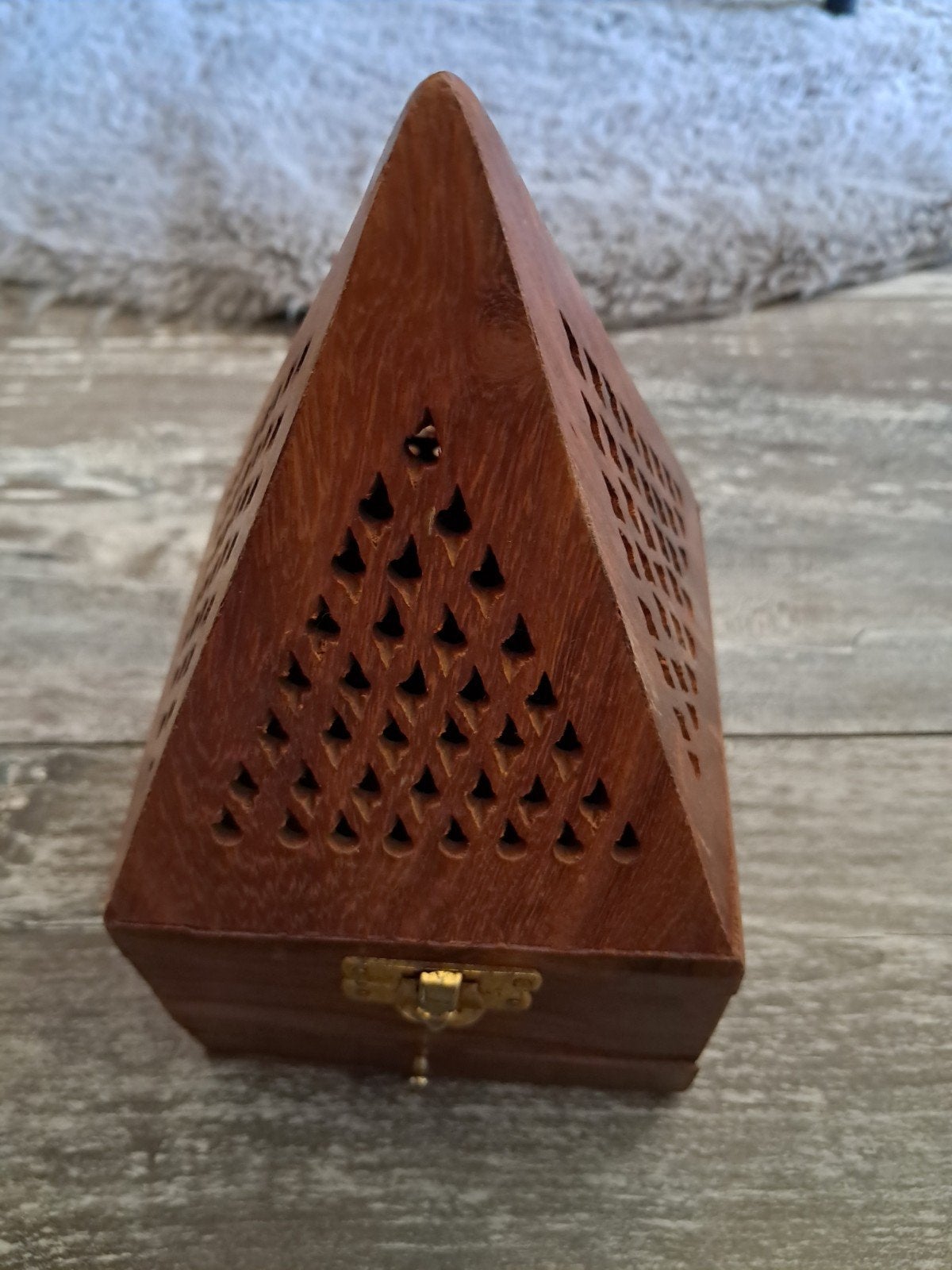 Houten piramide wierookbrander met messing sluiting, Hout, Gebruikt, Ophalen of Verzenden, Oosters