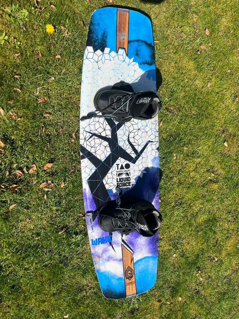 Liquid Force Tao Daniel Grant wakeboard met bindingen, Watersport en Boten, Ophalen, Gebruikt, Board en Schoenen