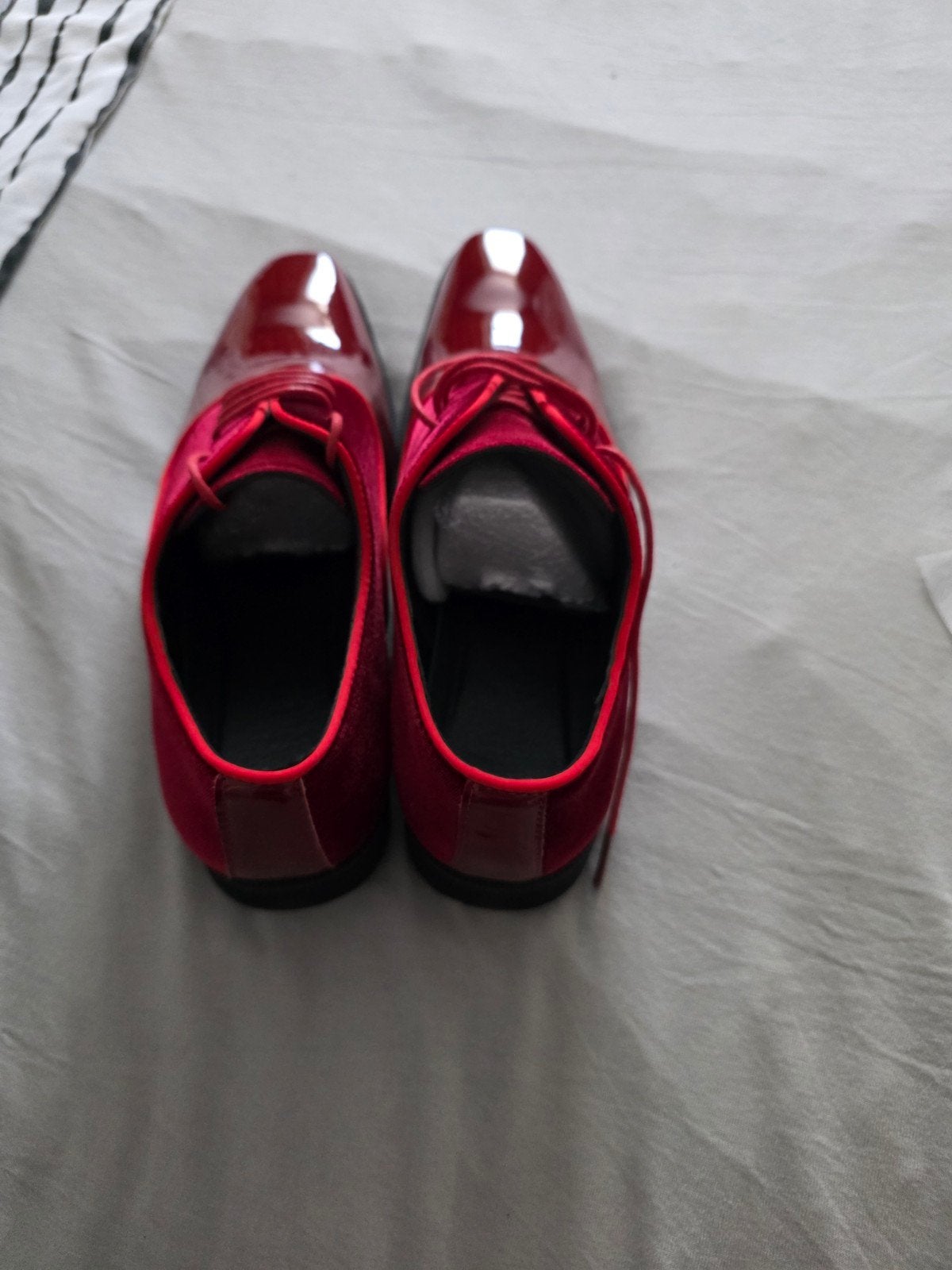 Nieuwe rode lakschoenen met fluwelen details - Maat 38, Kleding | Heren, Schoenen, Overige kleuren, Onbekend, Nieuw, Ophalen of Verzenden